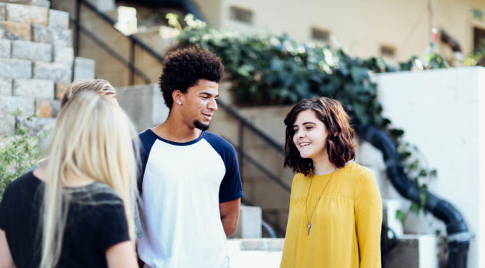 11 Tips To Be A Brilliant Conversationalist People Talking