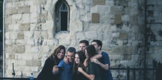 How To Manage Your Social Life Effectively! a group of friends taking a picture