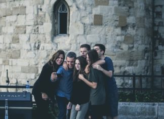 How To Manage Your Social Life Effectively! a group of friends taking a picture