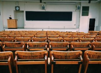 An Open Letter to College Students – Don’t Miss These 10 Things Image of a classroom