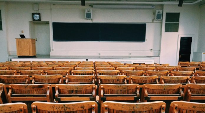 An Open Letter to College Students – Don’t Miss These 10 Things Image of a classroom