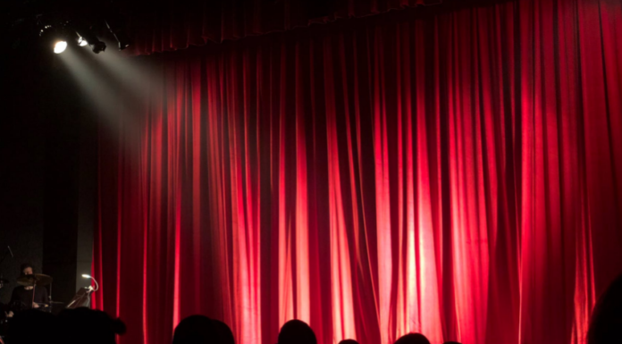 Stand Up Comedy India 101 – All You Need To Know About This Emerging Career! Stand up comedy india, Indian comedian, entertain